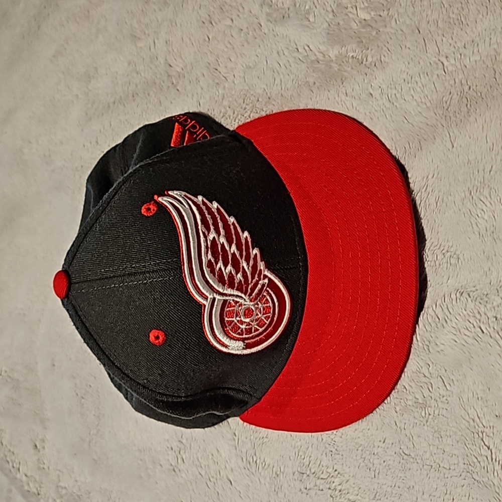 Mens red wings hat 7.5